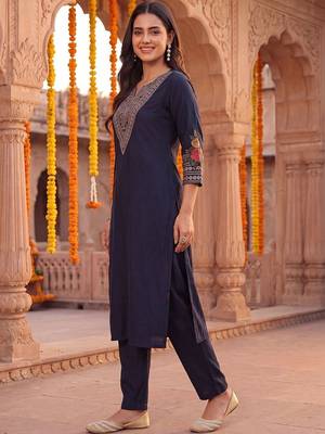 women ethnic motifs embroidered regular thread work kurta with trousers 3