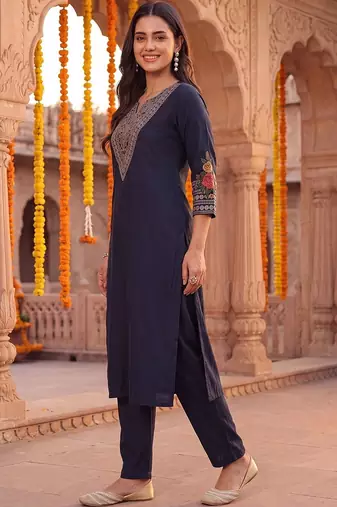 women ethnic motifs embroidered regular thread work kurta with trousers