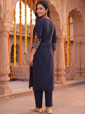 women ethnic motifs embroidered regular thread work kurta with trousers 4