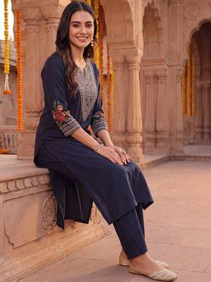 women ethnic motifs embroidered regular thread work kurta with trousers 5