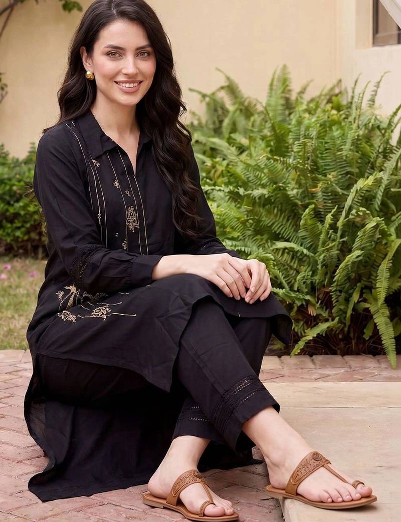 women ethnic motifs embroidered regular thread work kurta with trousers