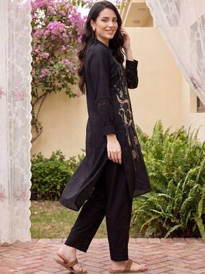 women ethnic motifs embroidered regular thread work kurta with trousers 3