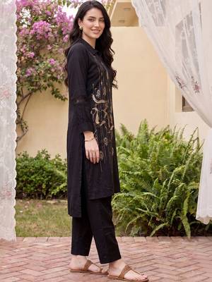 women ethnic motifs embroidered regular thread work kurta with trousers 4