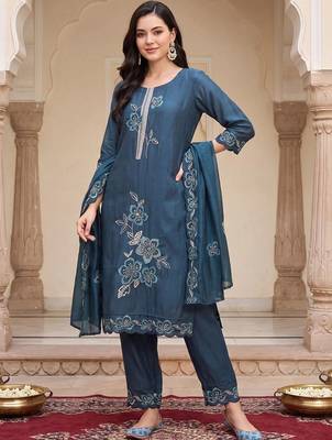 women floral embroidered regular thread work kurta with trousers & with dupatta 1