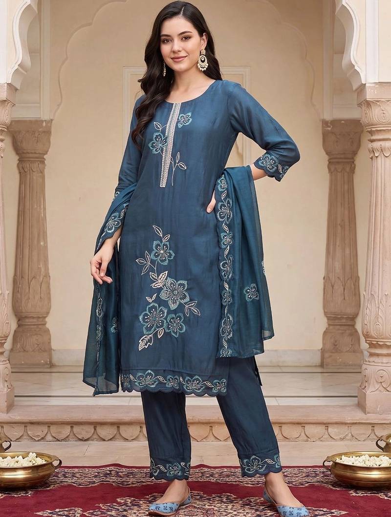 women floral embroidered regular thread work kurta with trousers & with dupatta