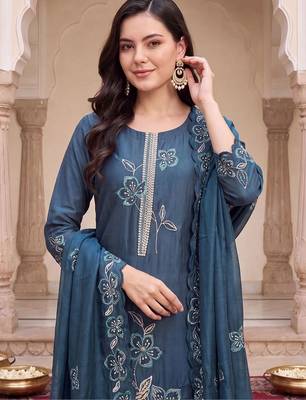 women floral embroidered regular thread work kurta with trousers & with dupatta 2