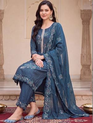 women floral embroidered regular thread work kurta with trousers & with dupatta 3