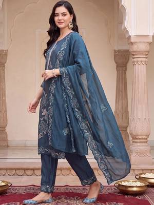 women floral embroidered regular thread work kurta with trousers & with dupatta 4