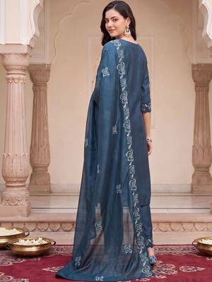 women floral embroidered regular thread work kurta with trousers & with dupatta 5