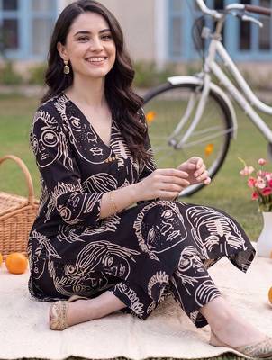 women printed regular cotton kurta with trousers 2