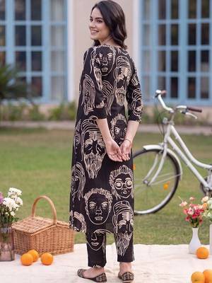 women printed regular cotton kurta with trousers 6