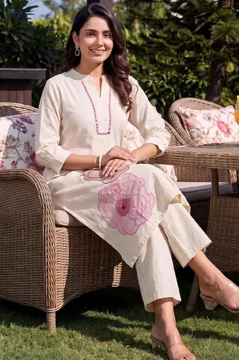 women floral embroidered regular thread work kurta with trousers
