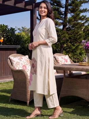 women floral embroidered regular thread work kurta with trousers 3