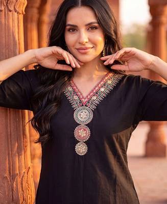 women ethnic motifs regular thread work kurta with trousers & with dupatta 3