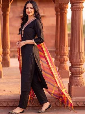 women ethnic motifs regular thread work kurta with trousers & with dupatta 4