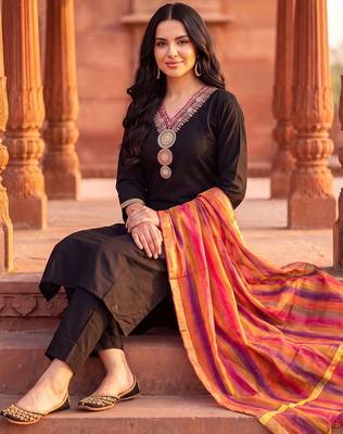 women ethnic motifs regular thread work kurta with trousers & with dupatta 5