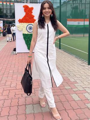 women regular kurta with trousers 4