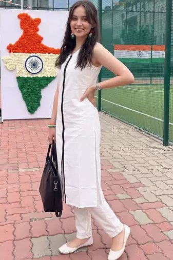 women regular kurta with trousers
