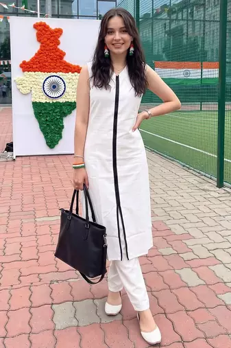 women regular kurta with trousers