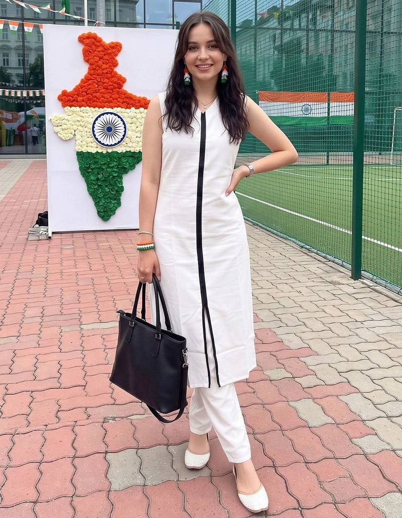 women regular kurta with trousers