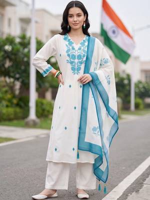 women floral embroidered regular thread work kurta with trousers & with dupatta 4