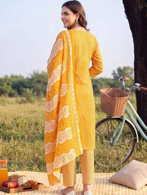 women ethnic motifs printed regular thread work cotton kurta with trousers & with dupatta 4