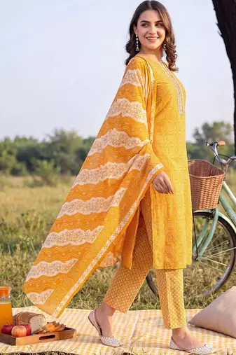 women ethnic motifs printed regular thread work cotton kurta with trousers & with dupatta