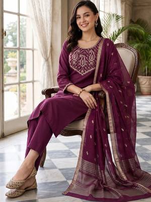 women ethnic motifs embroidered regular thread work kurta with trousers & with dupatta 2