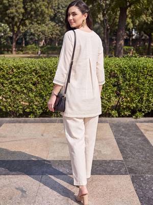 women ethnic motifs embroidered regular thread work cotton kurta with trousers 3