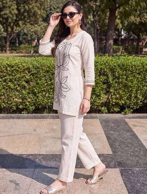women ethnic motifs embroidered regular thread work cotton kurta with trousers 4