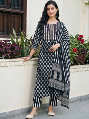 women printed regular cotton kurta with trousers & with dupatta 1