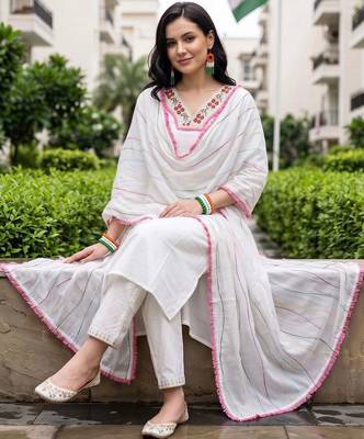 women floral embroidered regular thread work kurta with trousers & with dupatta 2