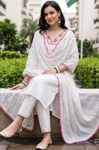 women floral embroidered regular thread work kurta with trousers & with dupatta