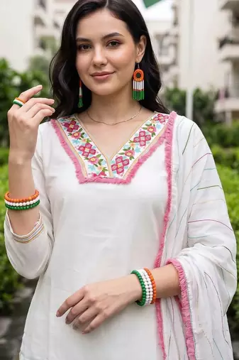 women floral embroidered regular thread work kurta with trousers & with dupatta