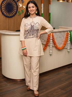 women printed regular kurta with trousers 1