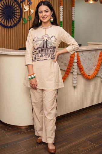 women printed regular kurta with trousers