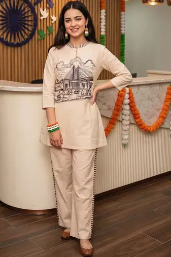women printed regular kurta with trousers