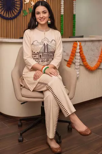 women printed regular kurta with trousers