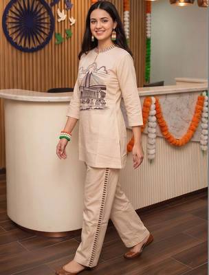 women printed regular kurta with trousers 3