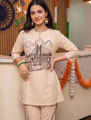 women printed regular kurta with trousers 5