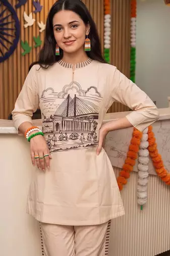women printed regular kurta with trousers