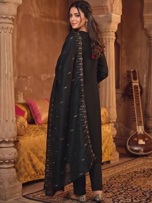 women ethnic motifs embroidered regular kurta with trousers & with dupatta 4