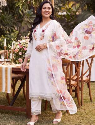 women floral embroidered regular thread work kurta with trousers & with dupatta 3