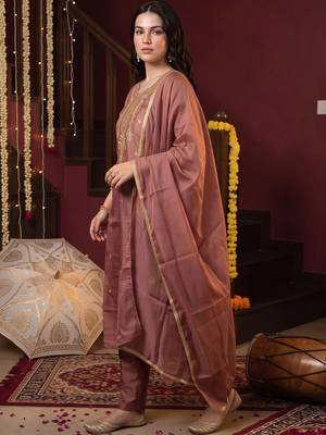 women ethnic motifs embroidered regular kurta with trousers & with dupatta 3