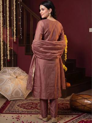 women ethnic motifs embroidered regular kurta with trousers & with dupatta 5