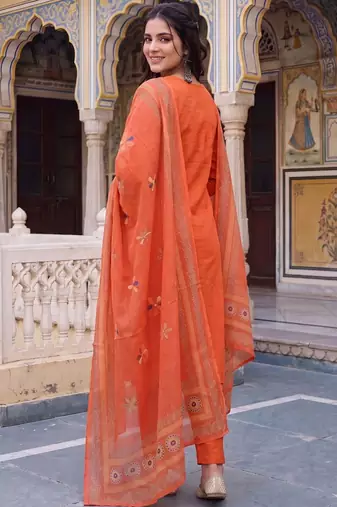 women floral embroidered regular thread work cotton kurta with trousers & with dupatta
