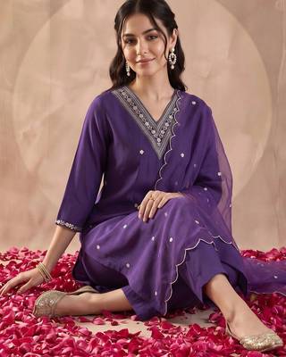 women ethnic motifs embroidered regular thread work kurta with trousers & with dupatta 3