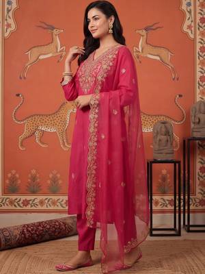 women ethnic motifs embroidered regular kurta with trousers & with dupatta 1