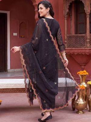 women floral embroidered regular thread work kurta with trousers & with dupatta 3