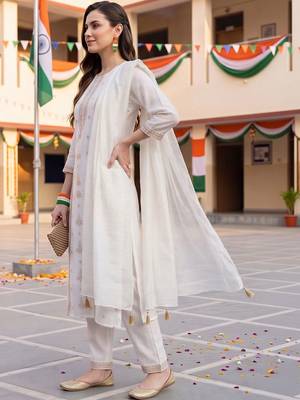 women ethnic motifs embroidered regular kurta with trousers & with dupatta 3
